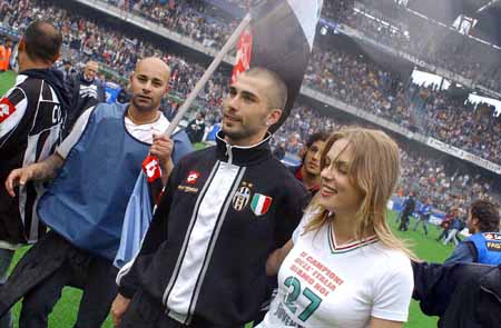 欧文：唯一担心的是库尼亚的脾气，毕竟队里已经有一个B费了