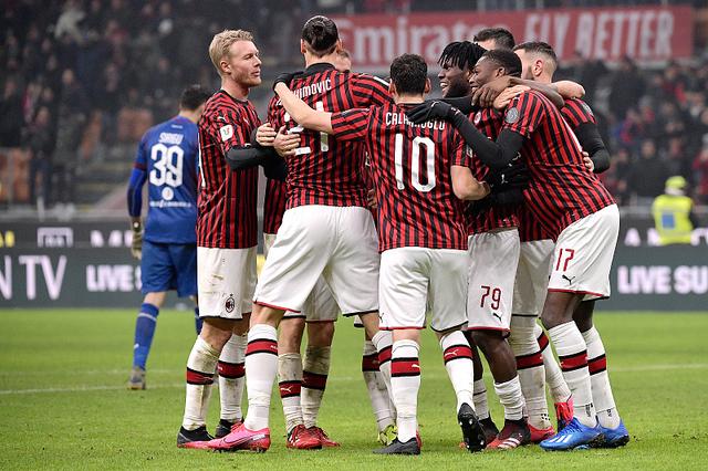 受伤的彭啸进入战上海U20的替补席，此前球员遭遇韧带损伤